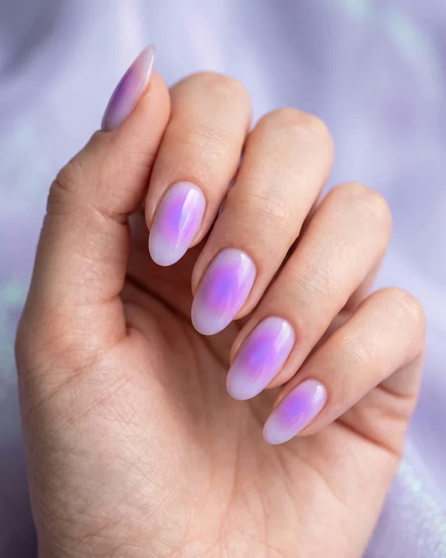 Aura Lilas — Un halo violet qui semble éclairer l'ongle de l'intérieur.