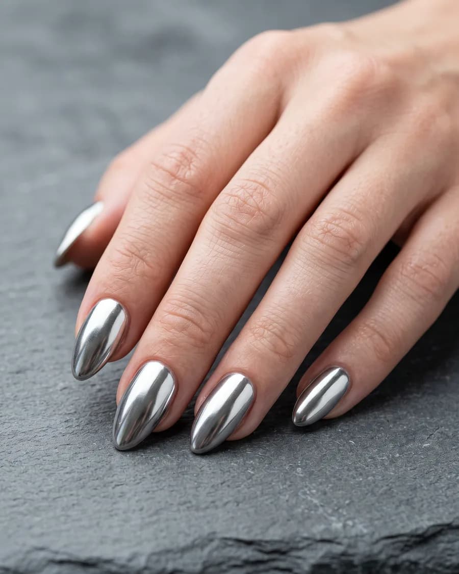 Argent Poli — Miroir argent, sans une strie. Graphique, froid, impeccable.