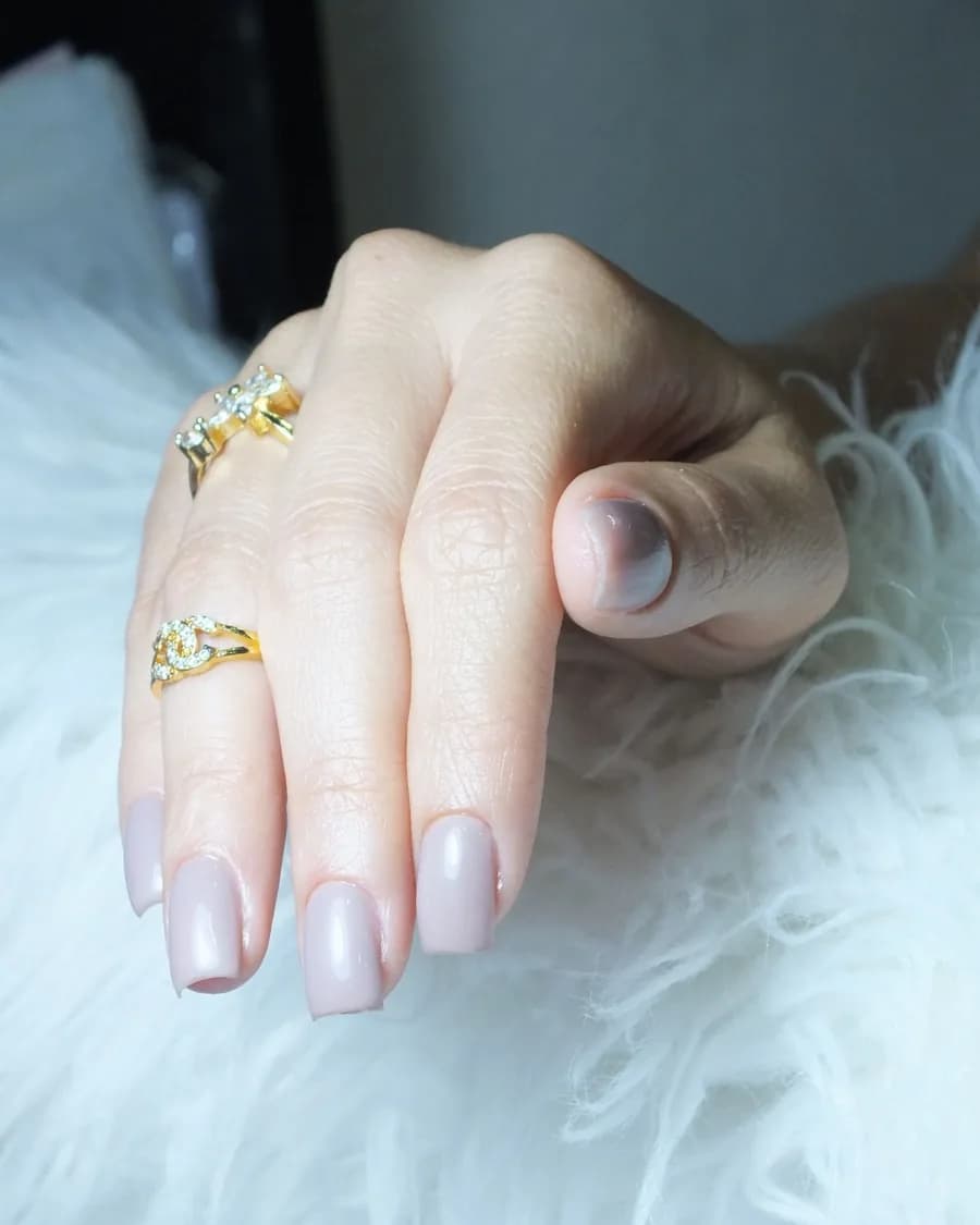 Nude Couture — Le nude posé, sans effet. Celui des mains qu'on remarque quand même.