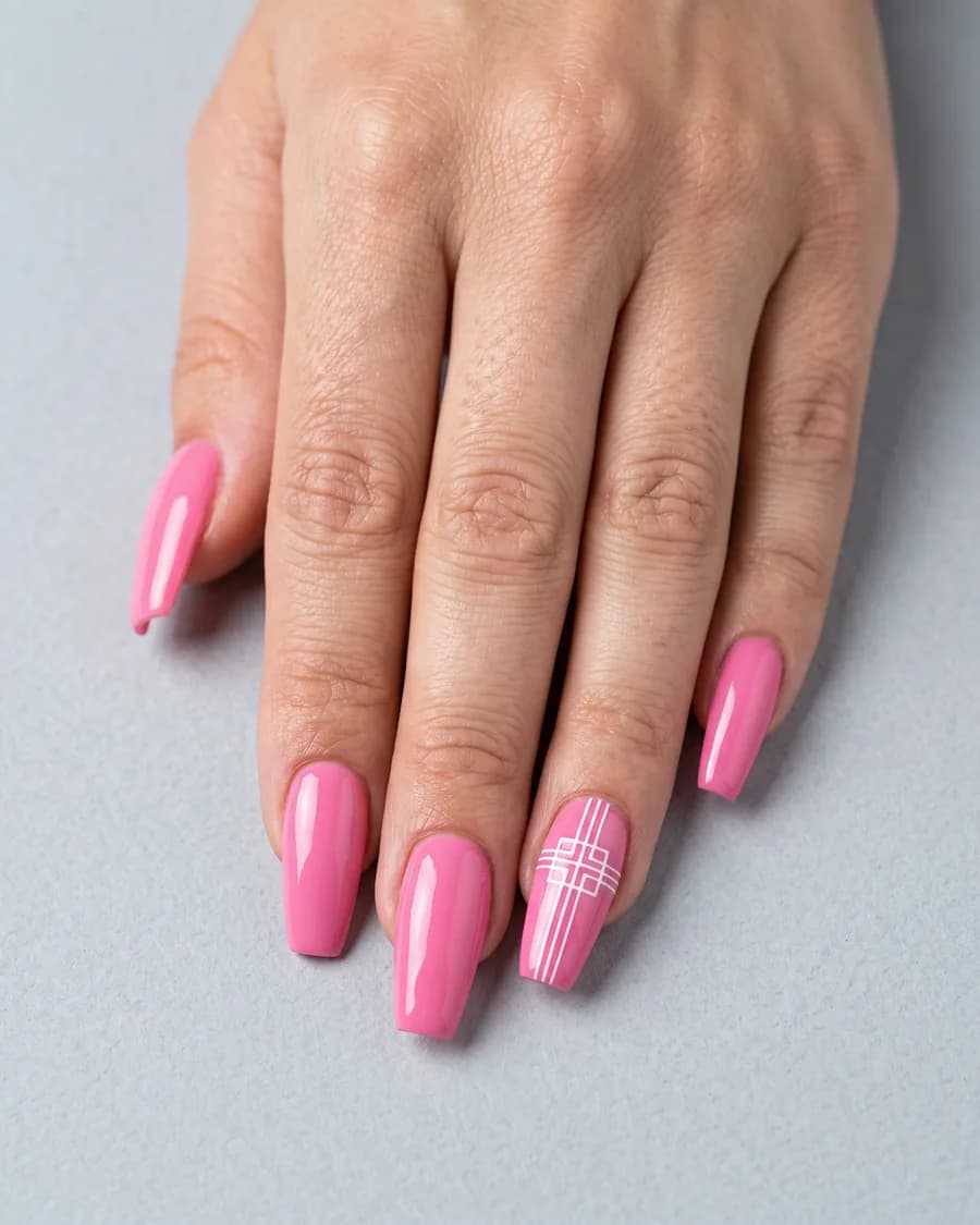 Croix Rose — Un rose franc et un motif géométrique fin sur l'ongle d'accent.