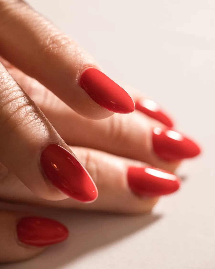 Rouge Amande — Le rouge classique sur amande. Il n'y a jamais eu mieux.